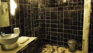Har du oppdaget svartmugg på badet ditt? Mugg på badet er kjent problem som kan føre til skader på bygningen, luktproblemer og potensielle helseproblemer. Badet er et ideelt sted for muggvekst på grunn av de høye fuktighetsnivåene som finnes der. 